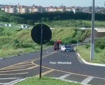 Carro bate em poste e fogo no Poupatempo mobilizam Bombeiros em Marília