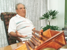 Morre fundador das Casas Bahia