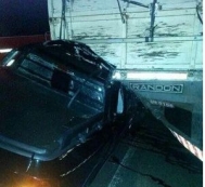 Colisão entre carro e caminhão                               mata uma pessoa