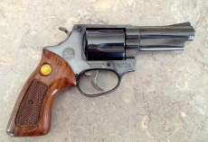 Homem é preso com armas