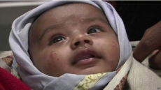 Mãe e bebê são resgatados       após deslizamento na Índia