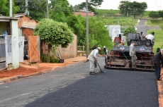 Prefeito vistoria pavimentação e melhorias de via da zona Sul