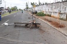 Homem dorme e bate carro                em poste         
