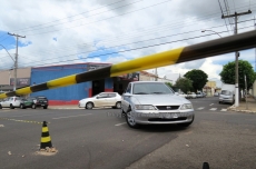 SUSTO: caminhão atinge fios                                           e interrompe trânsito 