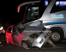 Carro x ônibus: acidente mata duas pessoas